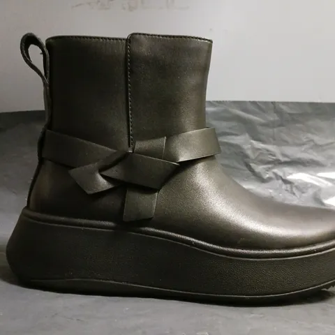 BOXED PAIR OF FITFLOP FLATFORM CHELSEA BOOTS IN BLACK UK SIZE 5