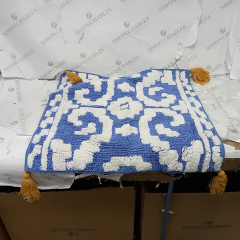 WHITE/BLUE TASSLED BATHROOM MAT