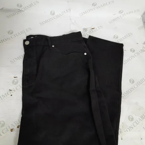 BOOHOO PLUS HIGH WAIST MOM JEANS IN WASHED BLACK SIZE 22