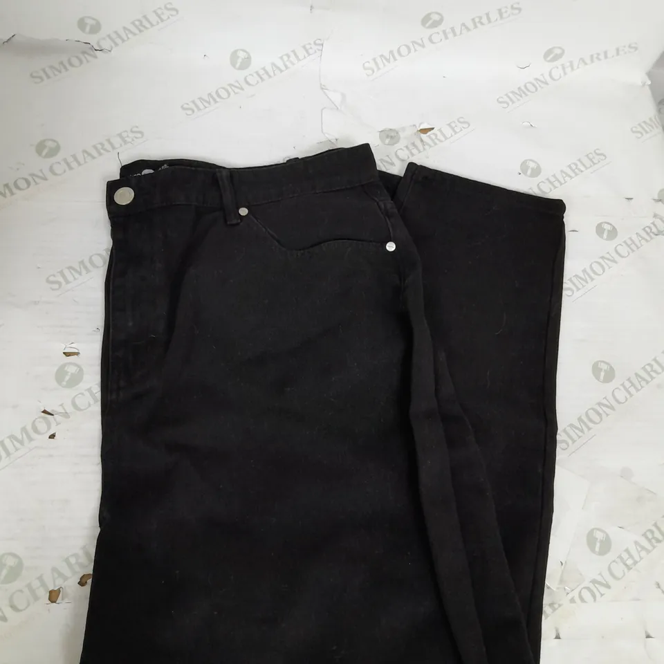 BOOHOO PLUS HIGH WAIST MOM JEANS IN WASHED BLACK SIZE 22