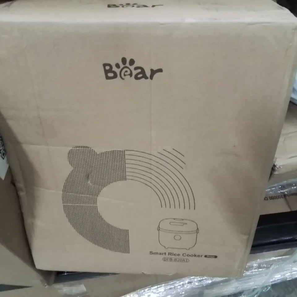 PALLET CONTAINING VARIOUS ASSORTED BOXED ITEMS TO INCLUDE: CORDLESS VACUUM CLEANER, NEW BALANCE TRAINERS, RICE COOKER, AND LOTS MORE UNMARKED BOXED ITEMS 