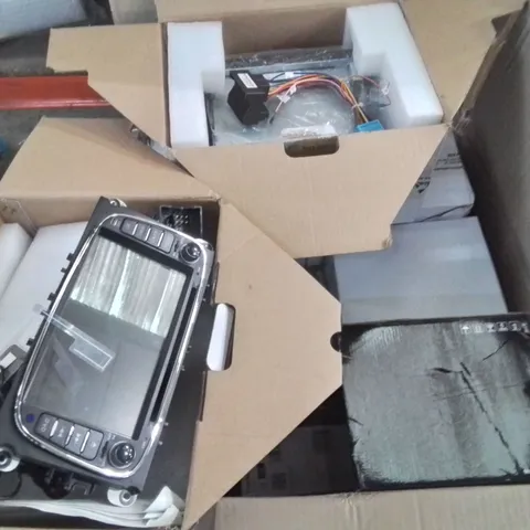 LARGE BOX CONTAINING ASSORTED CAR MULTIMEDIA SYSTEM INTERFACES // MODELS VARY