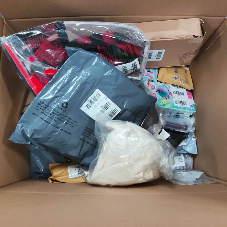 APPROXIMATELY 20 ASSORTED ITEMS TO INCLUDE DUVET COVER SET, CRAYOLA TRACING PAD, NIGHTMARE ON ELM STREET WOMANS COSTUME, ETC - COLLECTION ONLY