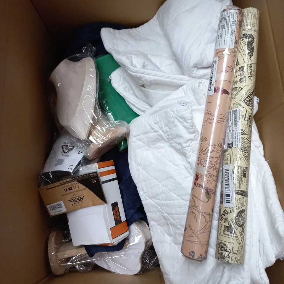 BOX OF APPROXIMATELY 20 ASSORTED ITEMS TO INCLUDE JEWELLERY DISPLAY STAND, SPRAY GUN ETC