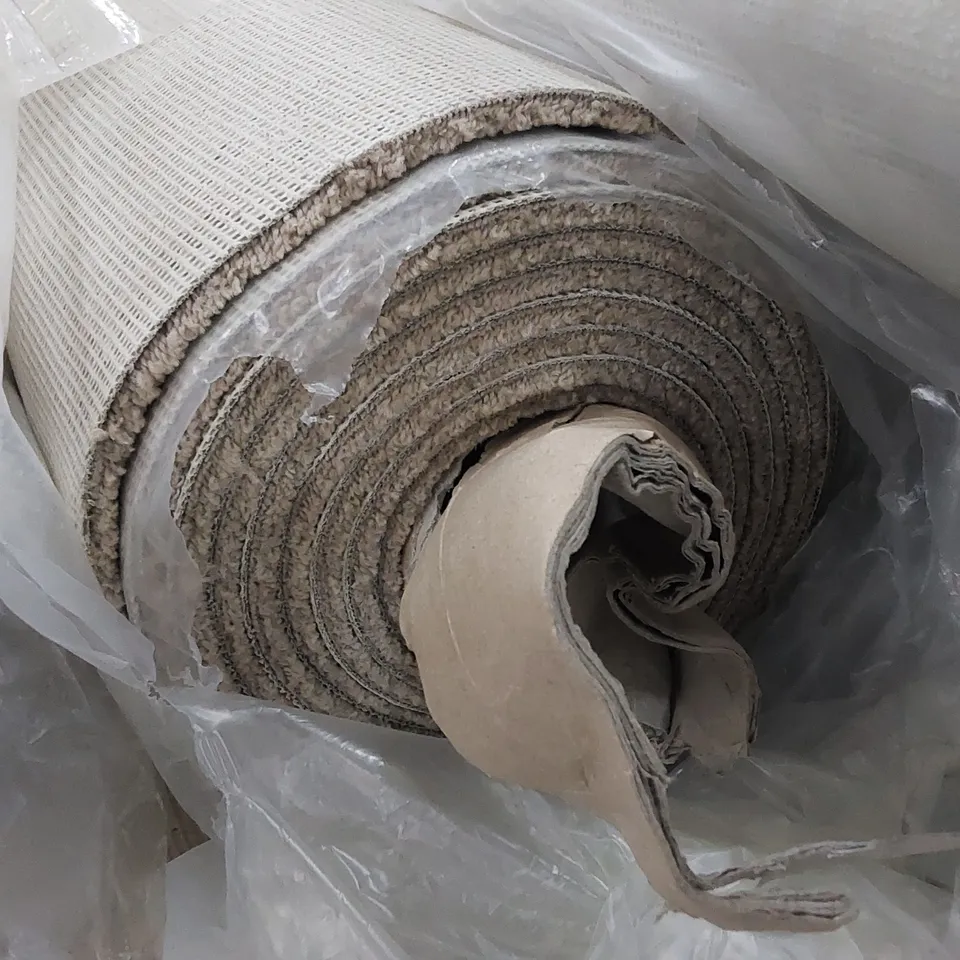 ROLL OF QUALITY INVICTUS SEPTIMUS PALE GRAPHITE CARPET // SIZE: 5.6 X 4m