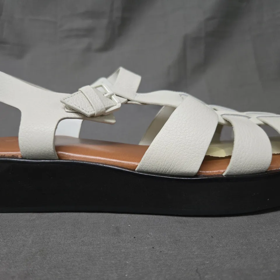 BOXED PAIR OF DUNE LONDON 736 LOCH SANDALS IN WHITE SIZE 7