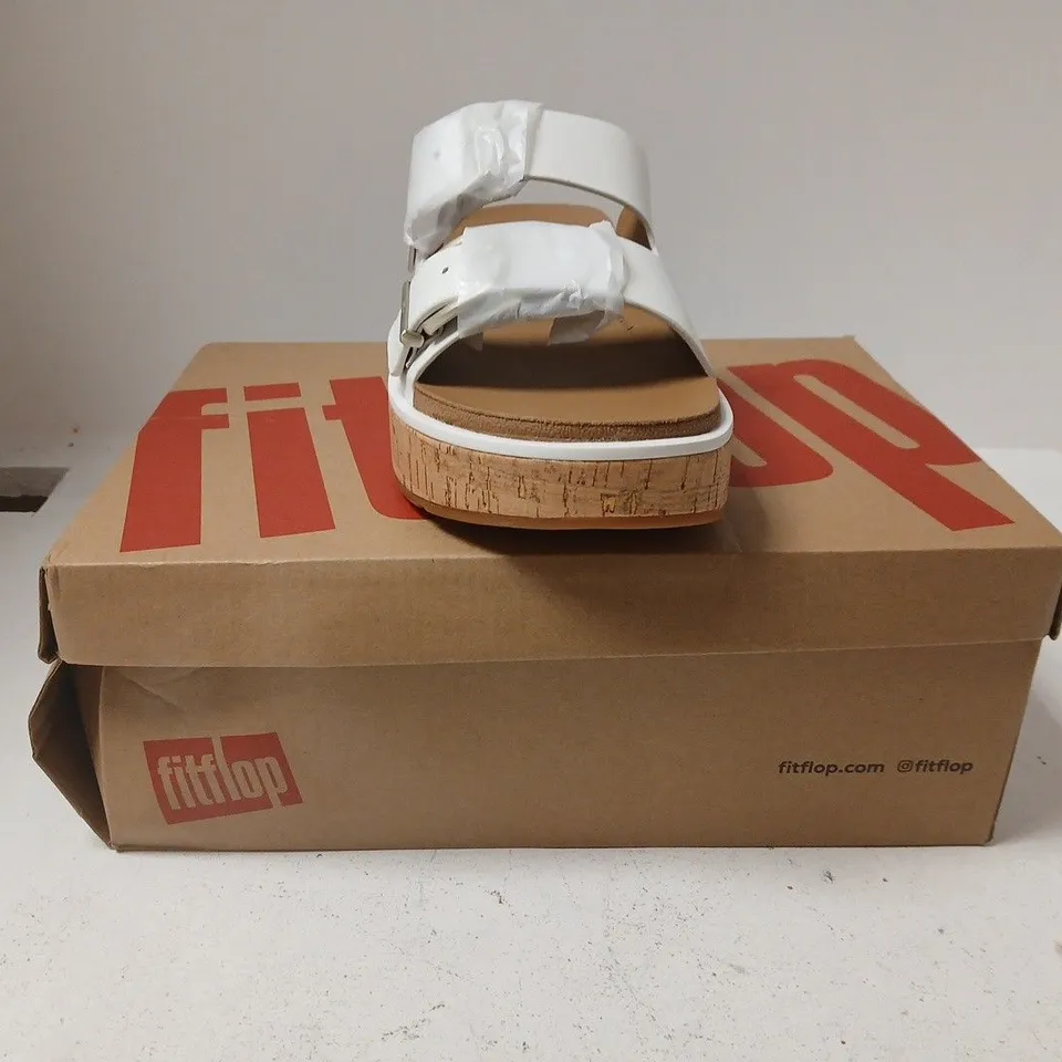 BOXED PAIR OF FITFLOP PLATFORM BUCKLE STRAP SANDALS IN WHITE SIZE UK 7