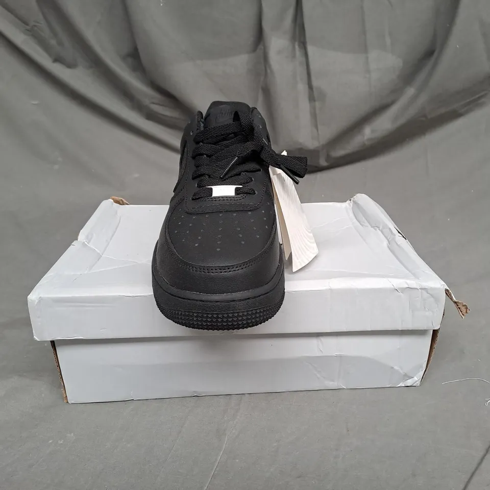 BOXED PAIR OF NIKE AIR FORCE 1 TRAINERS IN BLACK SIZE 9