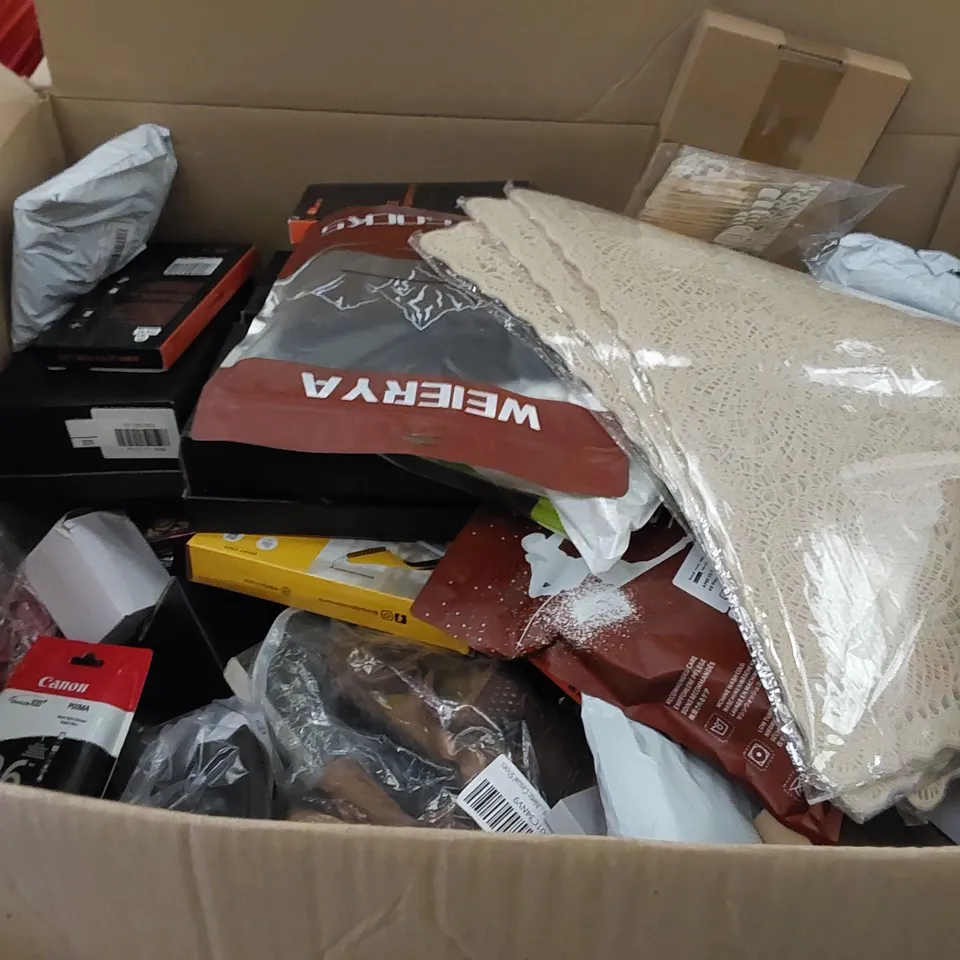 PALLET OF ASSORTED ITEMS INCLUDING: GIRLS SHOES, MASSAGE SHEET, PHONE CASE, SKI SOCKS, HALLOWEEN COSTUME, DOG JUMPER, SCENTED CANDLE, PHONE MOUNT