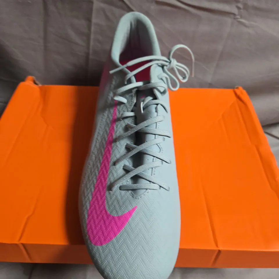 BOXED PAIR OF NIKE ZOOM VAPOR 16 ACADEMY FOOTBALL BOOTS - UK SIZE 10