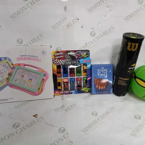 BOX OF APPROX 35 ASSORTED TOYS TO INCLUDE - SLHFPX FUNNY MAGNETIC DRAWING - W US OPEN TENNIS BALLS - THE SIGNS OF THE TIME ORACLE CARDS ECT