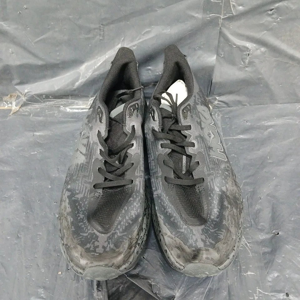BOXED PAIR OF HOKA SPEED GOAT 6 TRAINERS - SIZE 11