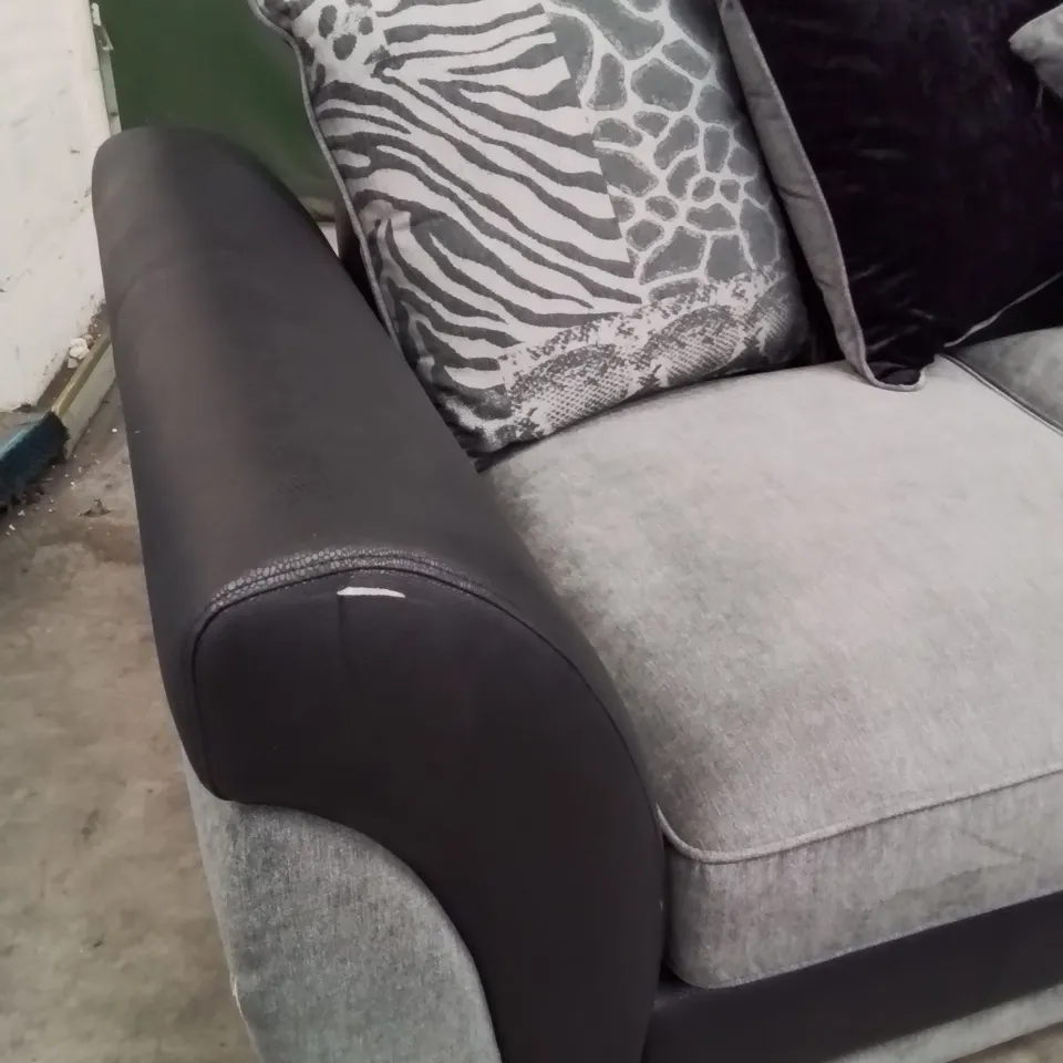 QUALITY DESIGNER FABRIC UPHOLSTERED GREY/BACK CORNER SOFA WITH SCATTER CUSHIONS 