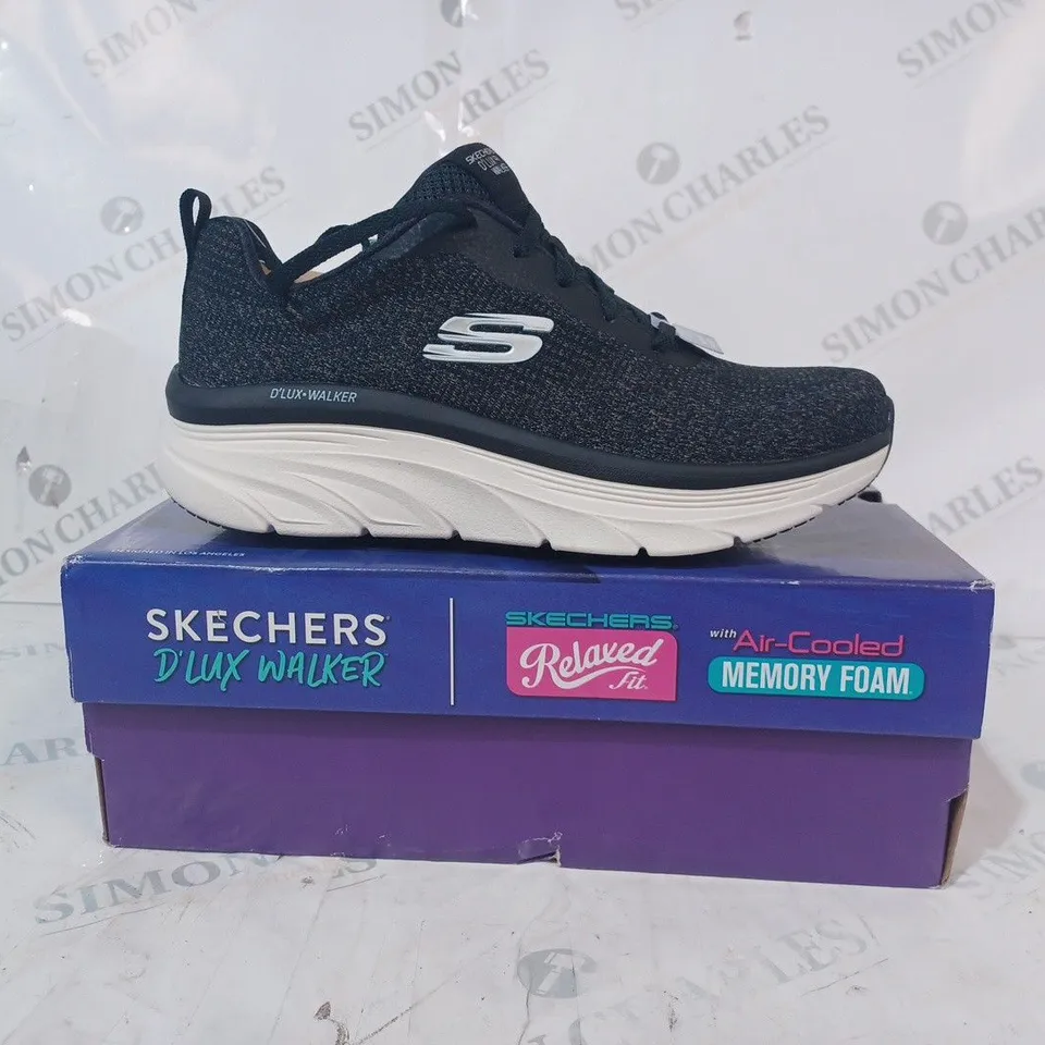 BOXED PAIR OF SKETCHER D'LUX WALKER TRAINERS IN BLACK SIZE 5