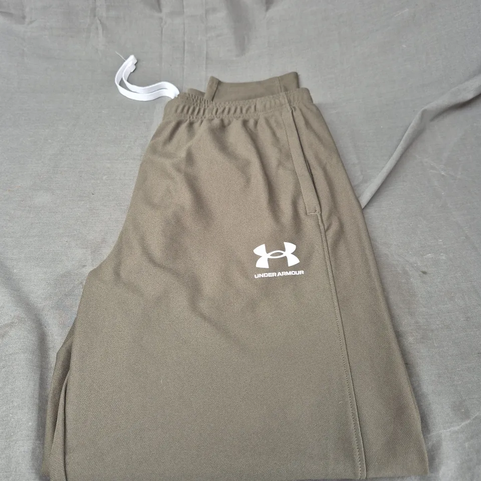 UNDER ARMOUR TROUSERS IN KHAKI SIZE L