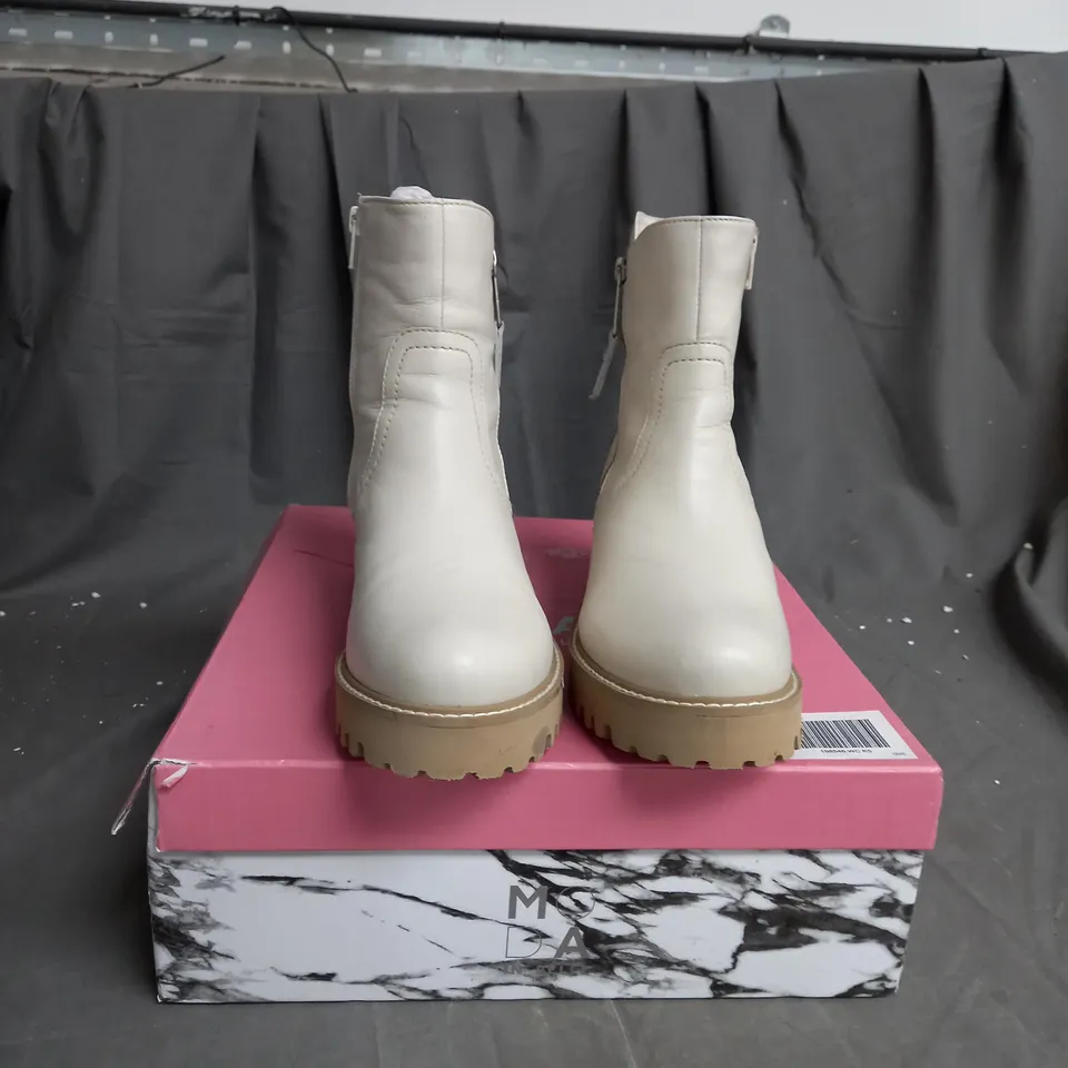 BOXED PAIR OF MODA IN PELLE ZIPSTER LEATHER BOOTS IN OFF WHITE SIZE 5