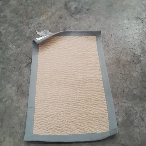 QUALITY DESIGNER AREA RUG - APPROXIMATELY 90X60CM