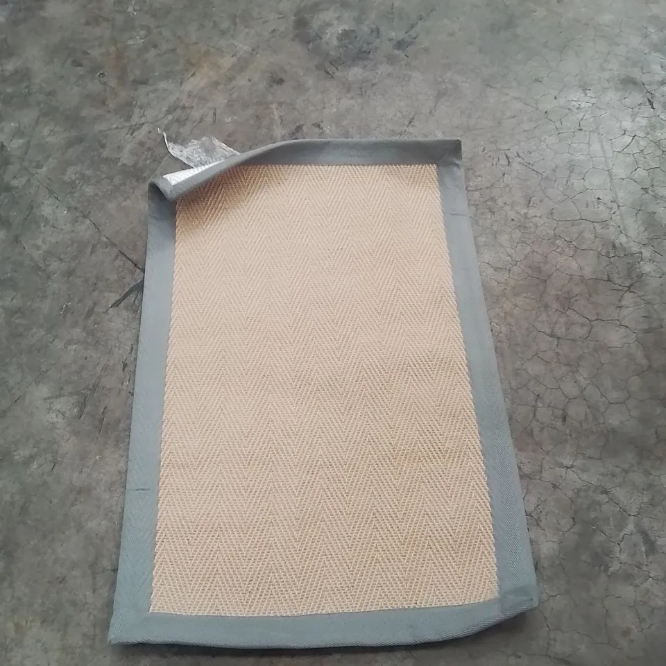 QUALITY DESIGNER AREA RUG - APPROXIMATELY 90X60CM