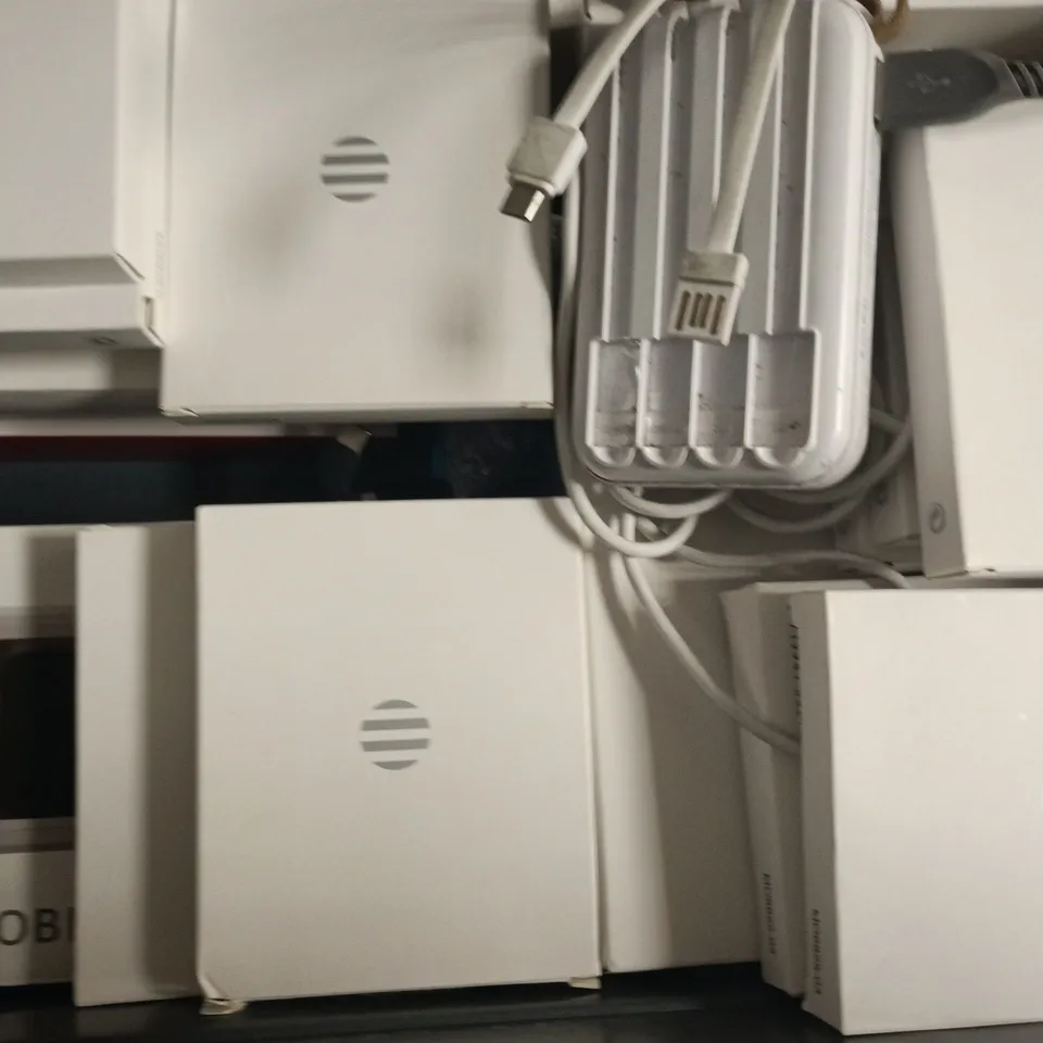 APPROXIMATELY 15 ASSORTED HOUSEHOLD ITEMS TO INCLUDE WIRELESS CHARGER, POWER BANK, ETC