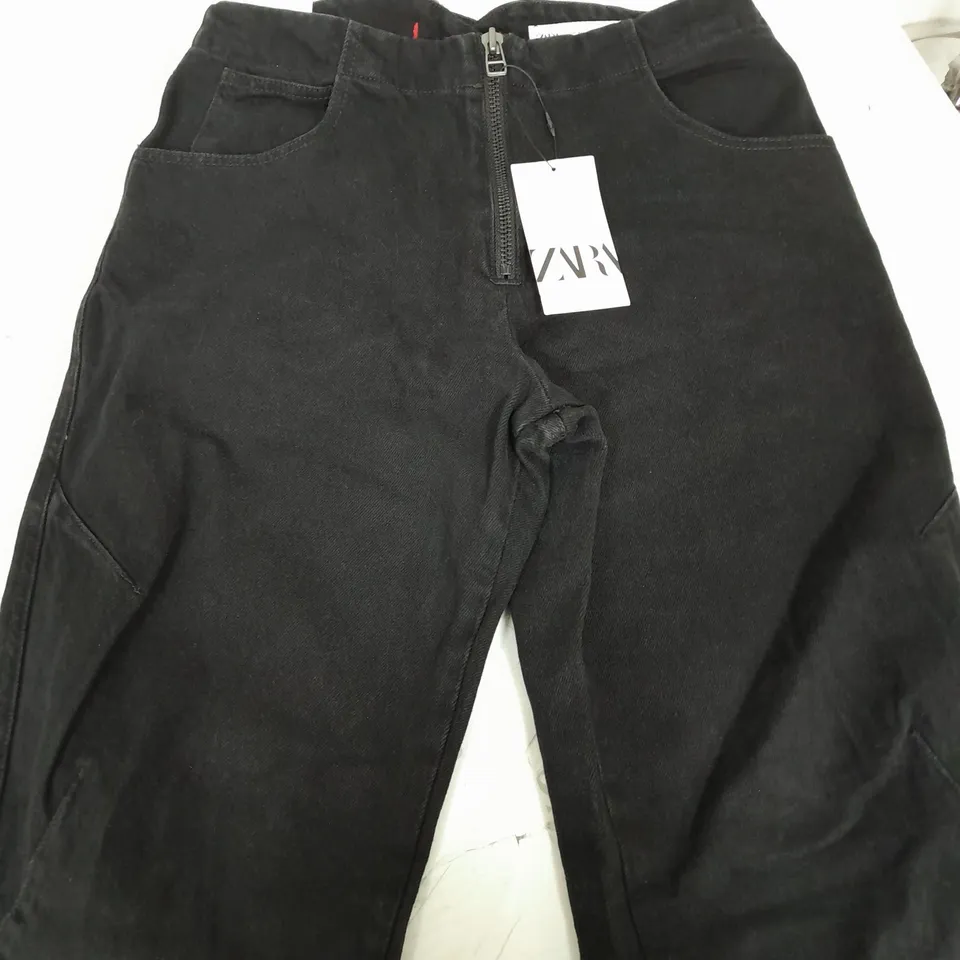 ZARA THE CROPPED BARREL LEG BLACK JEANS - EUR 40