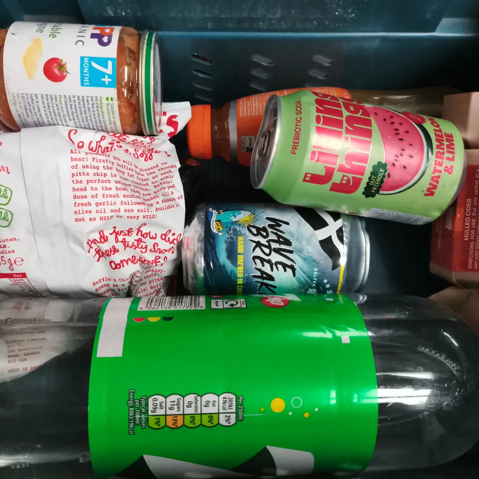 APPROXIMATELY 10 ASSORTED FOOD AND DRINK ITEMS TO INCLUDE SKIPPER'S PIPES, JELLY SPOOKY SPIDERS, ETC