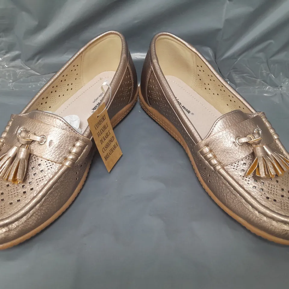 BOXED PAIR OF CUSHION-WALK SHOES IN METALLIC POLISHED COPPER COLOUR EU SIZE 39