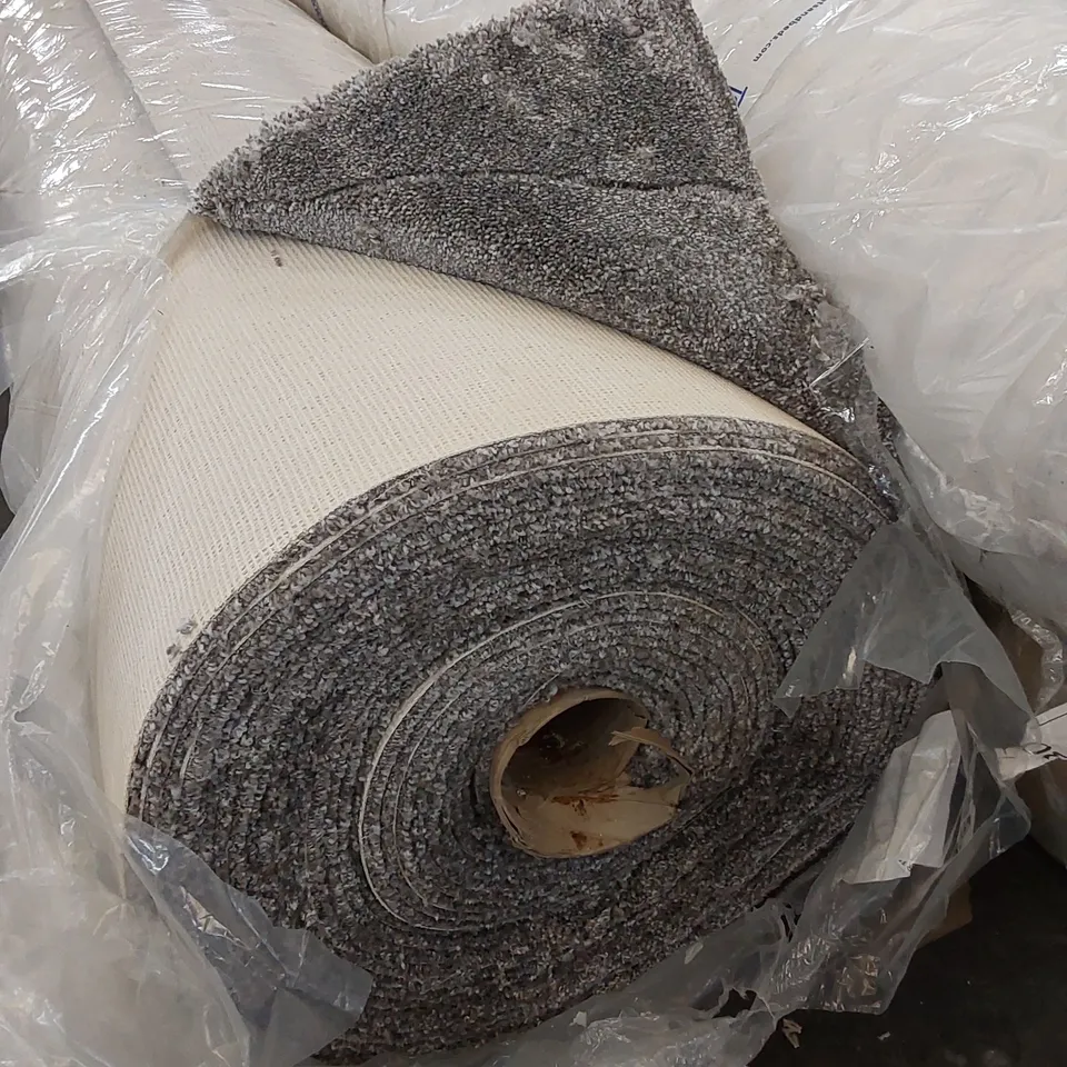 ROLL OF QUALITY SUBLIME CARPET // SIZE: APPROX. 4 X 20m