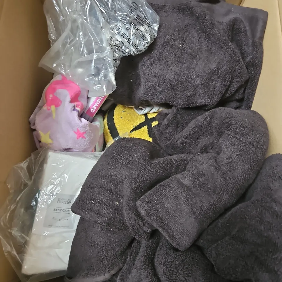 BOX OF APPROXIMATELY 10 ASSORTED BEDDING & SOFT FABRICS ITEMS TO INCLUDE - BLANKET - DUVET SET - SHEETS - ETC
