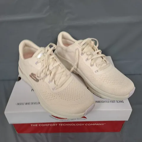 BOXED PAIR OF SKECHERS ARCH FIT TRAINERS - UK SIZE 7