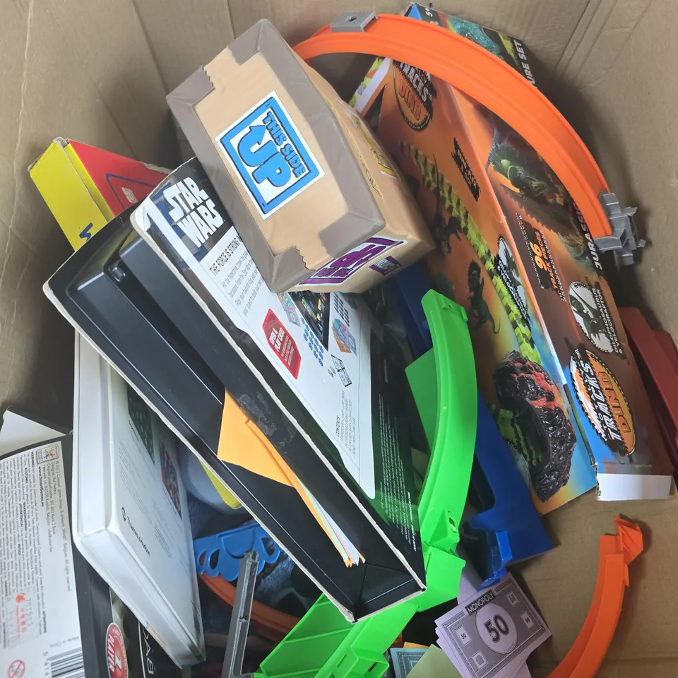 APPROXIMATELY 15 ASSORTED TOYS & GAMES PRODUCTS TO INCLUDE THIS SIDE UP, MONOPOLY, PLUSH TOY ETC 