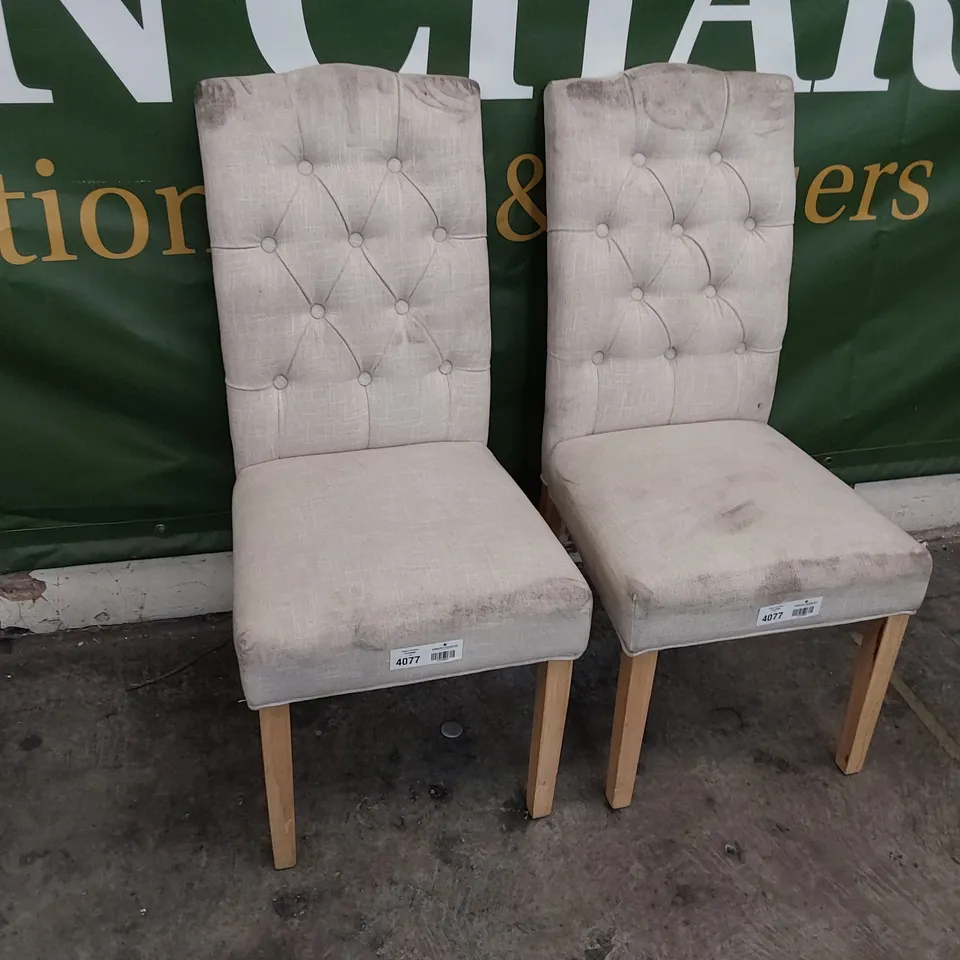 PAIR OF DESIGNER UPHOLSTERED BUTTONED BACK DINING CHAIRS NATURAL FABRIC ON NATURAL WOOD LEG