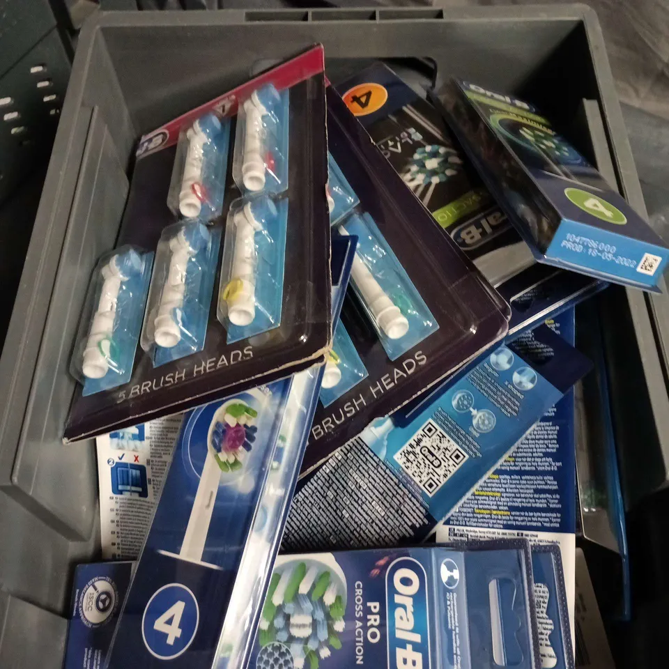 APPROXIMATELY 25 ASSORTED ORAL B  ITEMS INCLUDING TOOTHBRUSH HEADS AND CROSS ACTION CLEAN MAXIMISER 