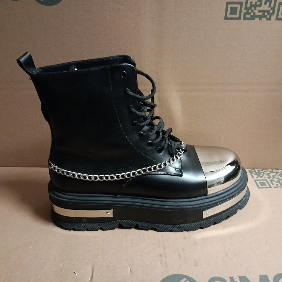 UNBOXED KOI METAL TOES CHAIN DETAIL BOOTS IN BLACK - UK 9