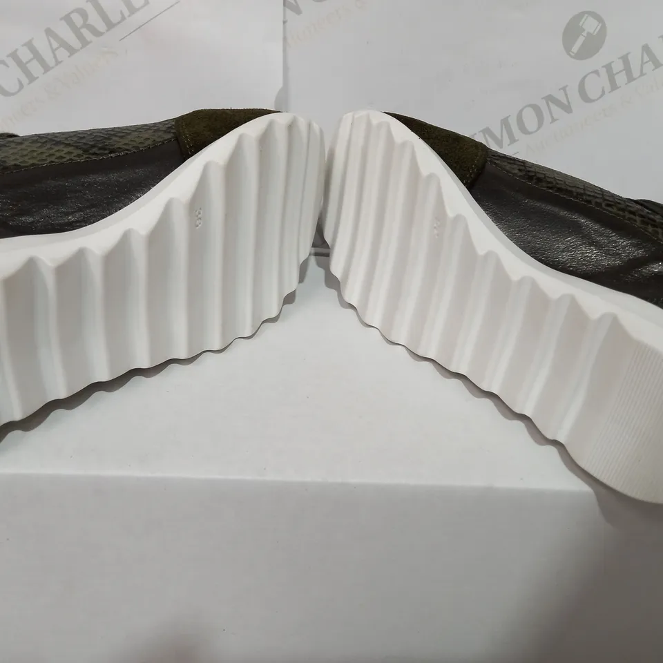 BOXED PAIR OF MODA KHAKI TRAINERS - SIZE 3