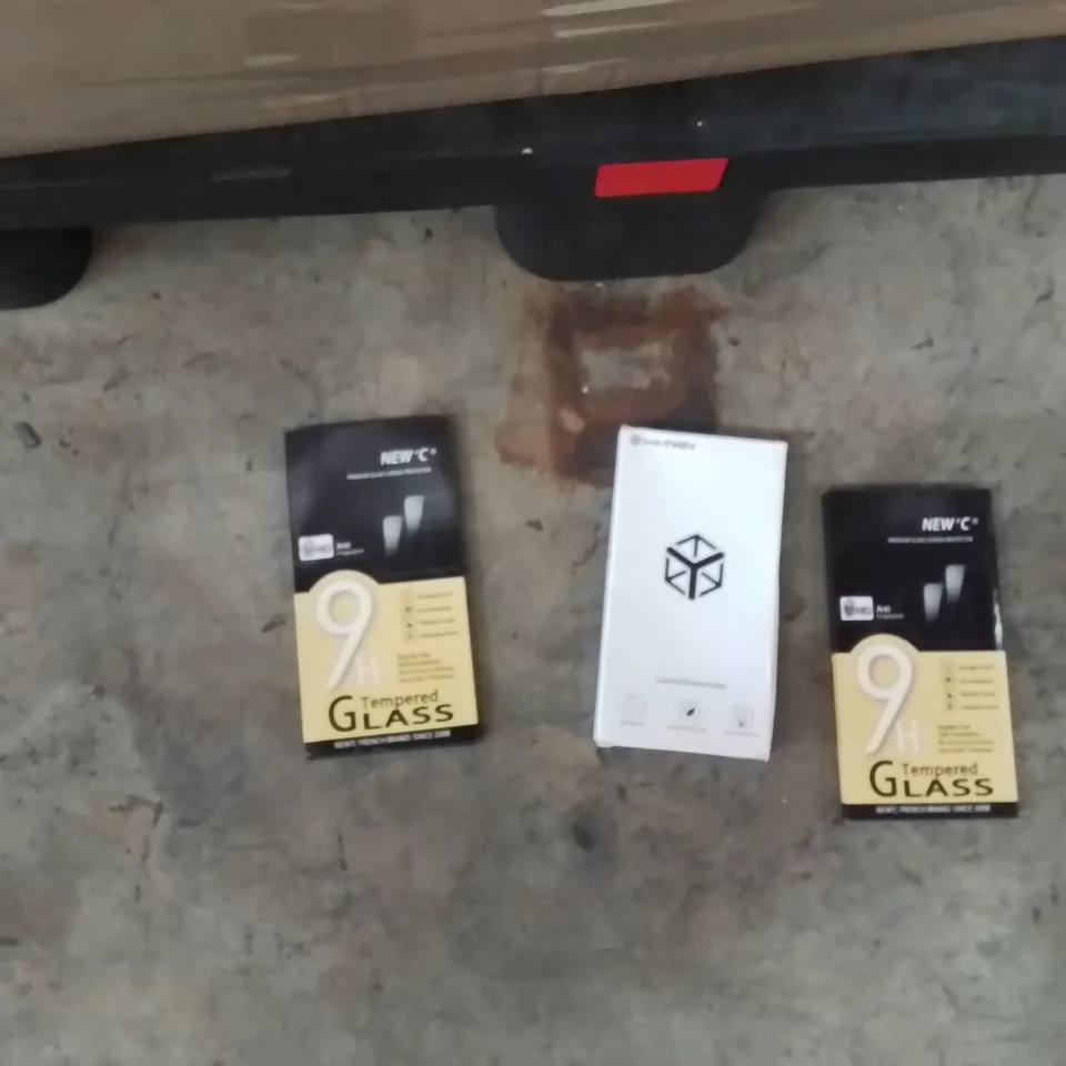 PALLET CONTAINING A LARGE QUANTITY OF PHONE CASES,SCREEN PROTECTORS 