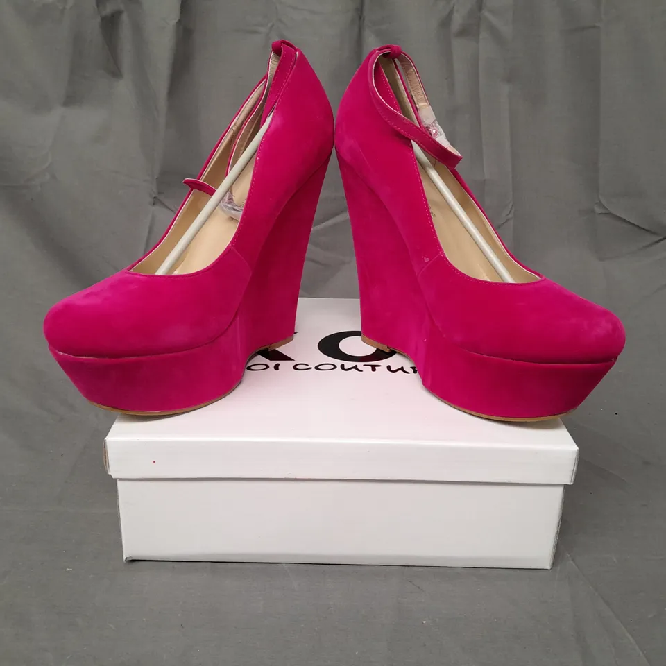 BOXED PAIR OF KOI COUTURE HR5 PLATFORM HIGH WEDGE FAUX SUEDE SHOES IN FUCHSIA SIZE 8