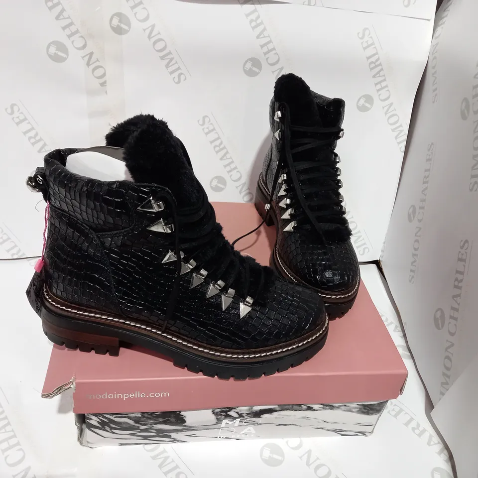BOXED PAIR OF MODA BLACK CROC HIKER BOOTS  - SIZE 4