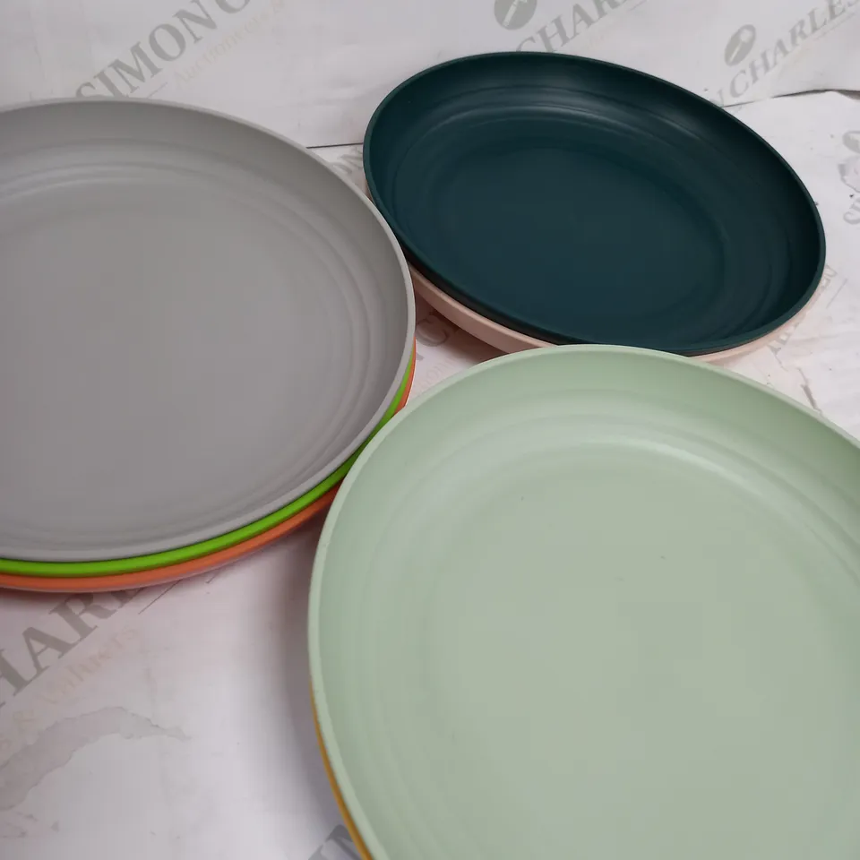 BOX OF 8 ASSORTED PLASTIC DINNER PLATES