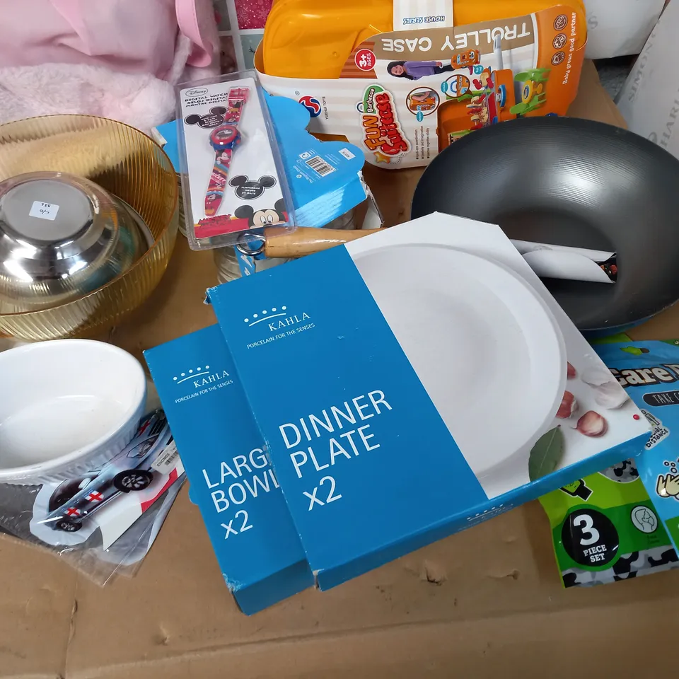 LOT OF APPROX. 15 ITEMS INCLUDING TOYS, GLASSES, PLATE SETS