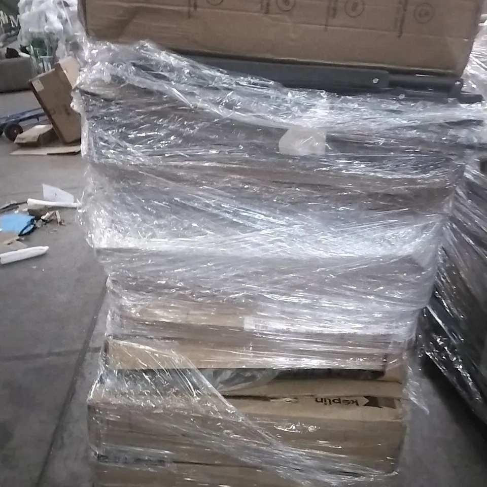 PALLET CONTAINING A LARGE QUANTITY OF ASSORTED GRAVITY CHAIRS
