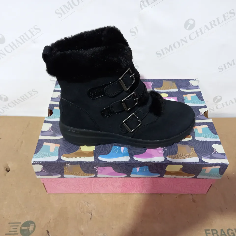 BOXED PAIR OF SKECHERS BLACK BOOTS- SIZE 5