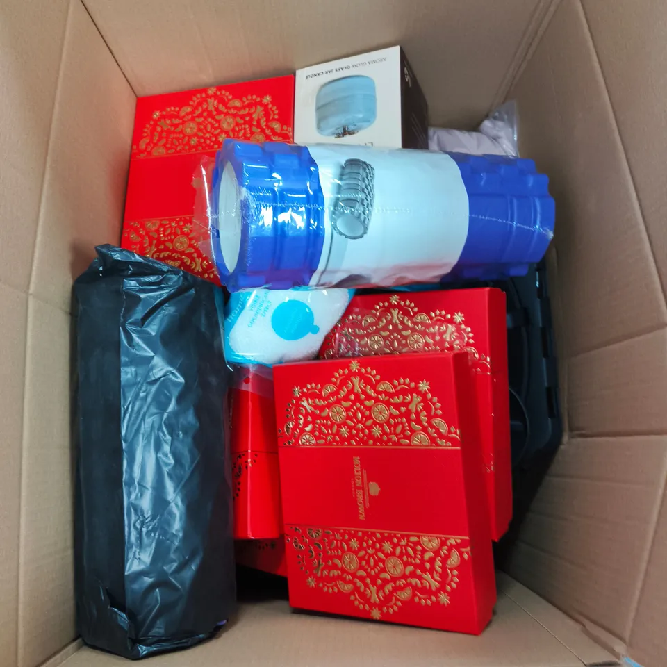 BOX OF APPROXIMATELY 10 ASSORTED ITEMS TO INCLUDE: MOLTON BROWN GIFT SET AND 10 IN 1 TECH SET