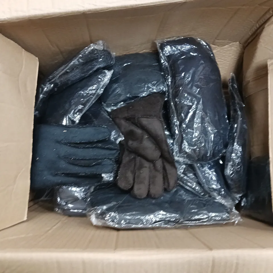 APPROXIMATELY 30 PAIRS OF GLOVES IN VARIOUS COLOURS AND STYLES