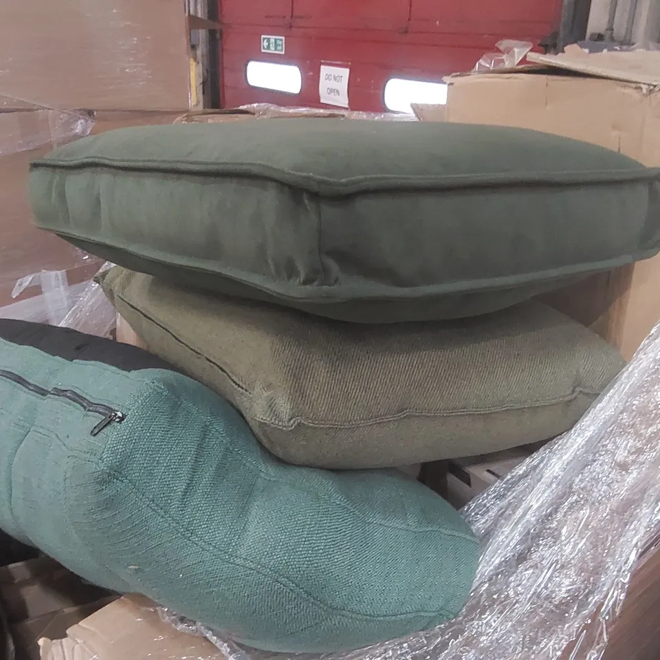 PALLET CONTAINING A LARGE QUANTITY OF ASSORTED LIGHTING PRODUCTS/FURNITURE PARTS ECT