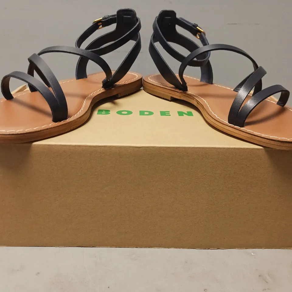 BOXED PAIR OF BODEN OPEN TOE STRAPPY SANDALS IN DARK PURPLE EU SIZE 37