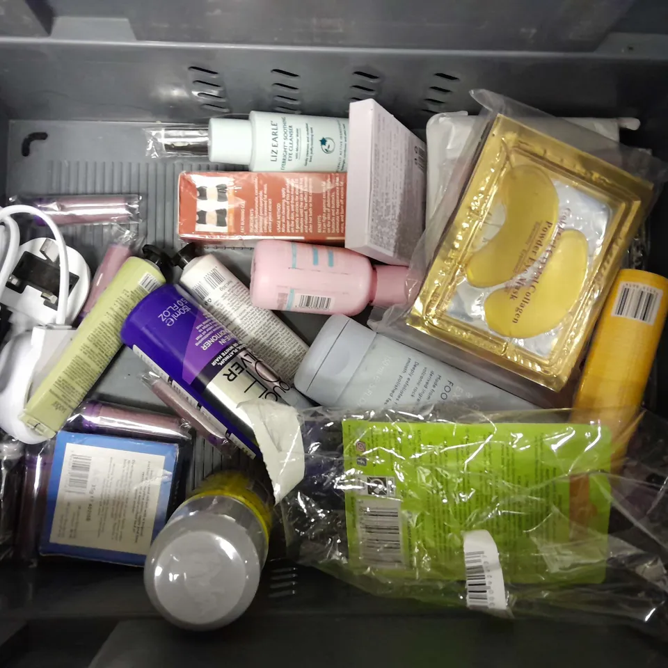 APPROXIMATELY 20 ASSORTED HEALTH & BEAUTY ITEMS TO INCLUDE ARABESQUE WOOD BODY LOTION (350ml), MAVERICK TOOTHPASTE (70ml), CANTUE SHEA BODY BUTTER (453g), ETC