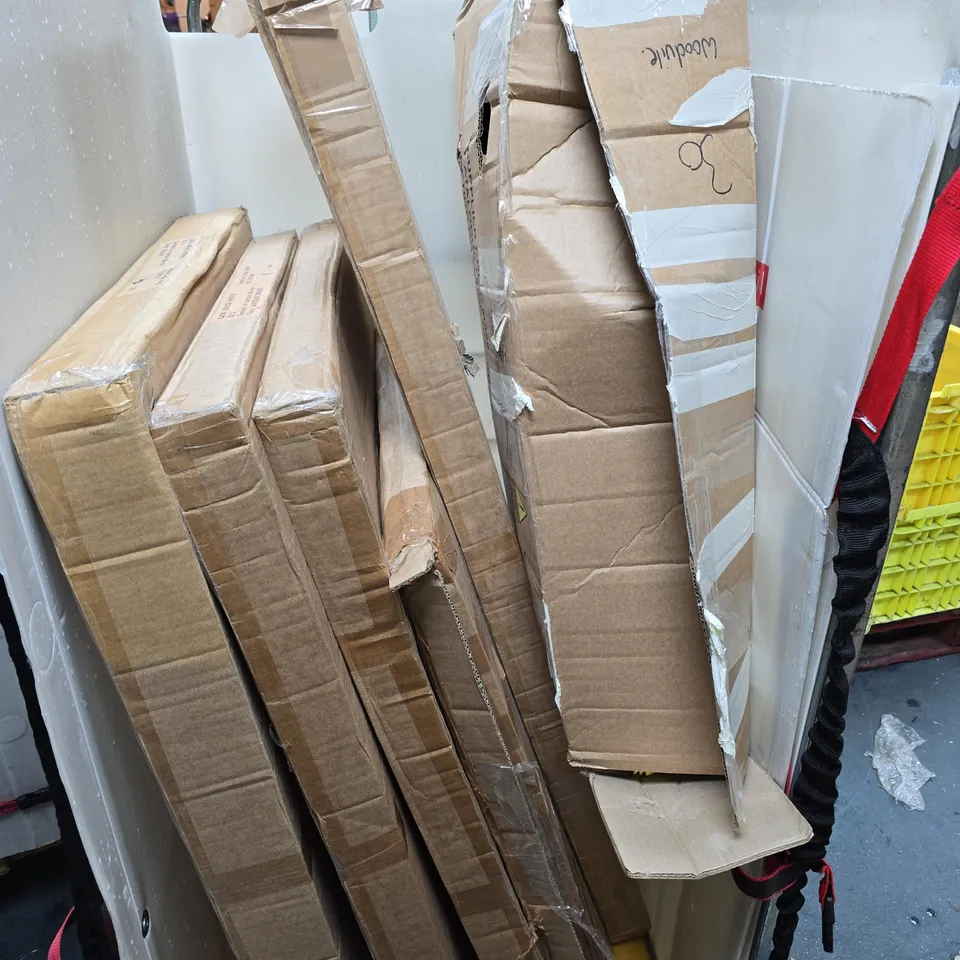 CAGE OF APPROXIMATELY 5 ASSORTED HOUSEHOLD ITEMS TO INCLUDE VARIOUS MIRRORS