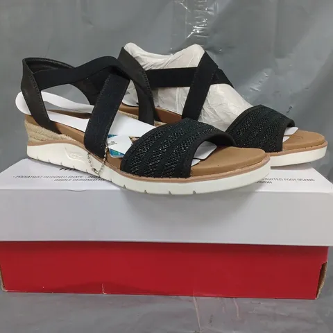 BOXED PAIR OF BOBS FROM SKECHERS ARCH FIT SANDALS IN BLACK SIZE 5