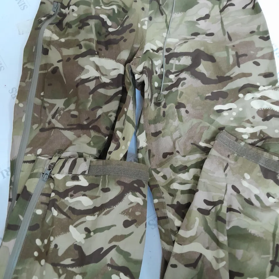 LIGHTWEIGHT WATERPROOF CAMO TROUSERS - L 80/90