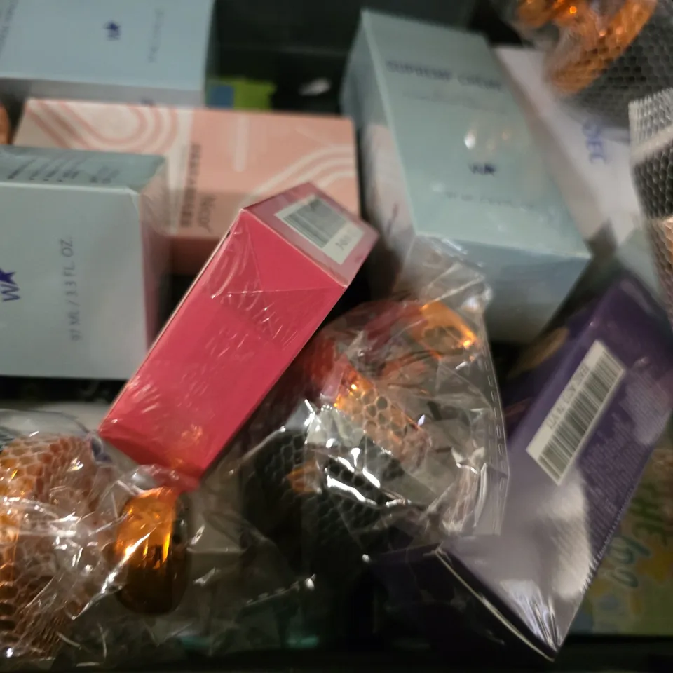 APPROXIMATELY 15 ASSORTED HEALTH & BEAUTY ITEMS TO INCLUDE -MINI SHAVER , NIVEA CASHMERE , SUPREME CREME ETC
